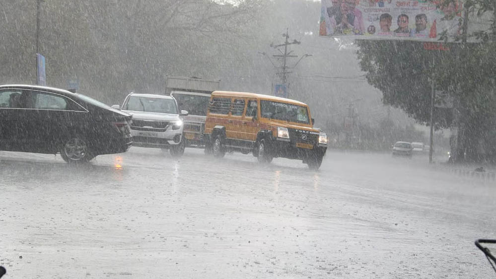 MP Weather: मध्य प्रदेश में एक्टिव हुआ मॉनसून, झमाझम बारिश; इन जिलों के लिए रेड अलर्ट जारी MP Weather: मध्य प्रदेश में एक्टिव हुआ मॉनसून, झमाझम बारिश; इन जिलों के लिए रेड अलर्ट जारी