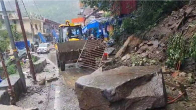 चारधाम यात्रा पर बारिश का कहर, नदियां उफान पर; बदरीनाथ नेशनल हाईवे बंद, यात्रियों की बढ़ी मुश्किलें चारधाम यात्रा पर बारिश का कहर, नदियां उफान पर; बदरीनाथ नेशनल हाईवे बंद, यात्रियों की बढ़ी मुश्किलें