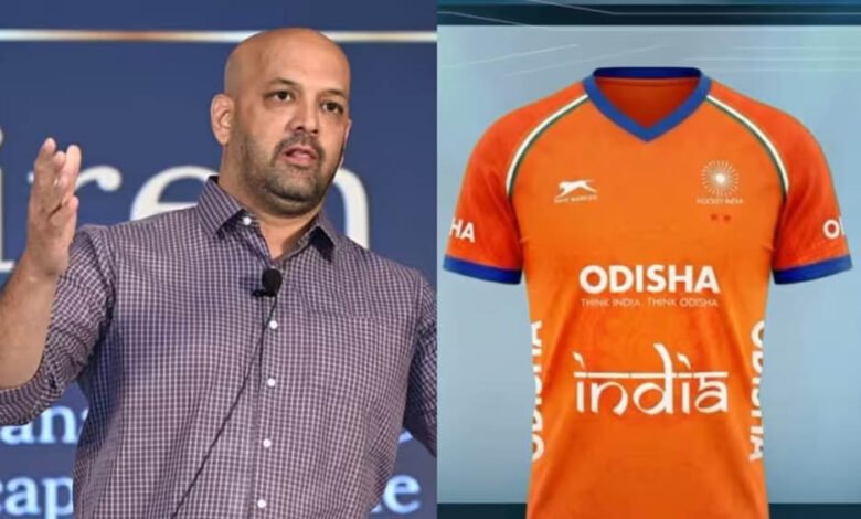 भारतीय हॉकी टीम की ‘भगवा’ जर्सी पर छिड़ा विवाद, पूर्व कप्तान ने Hockey India से पूछे तीखे सवाल भारतीय हॉकी टीम की ‘भगवा’ जर्सी पर छिड़ा विवाद, पूर्व कप्तान ने Hockey India से पूछे तीखे सवाल