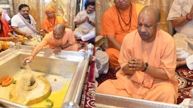 मुख्यमंत्री योगी ने श्रावण मास के प्रथम दिन बाबा विश्वनाथ और काल भैरव मंदिर जाकर किया दर्शन-पूजन