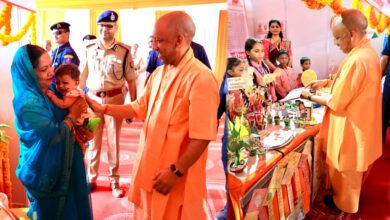 मुख्यमंत्री ने बुलाया तो दौड़कर मंच पर पहुंचीं महिलाएं, भेंट किया हाथ से बनाया गया चित्र