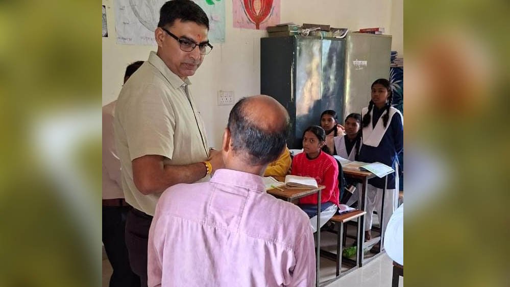 नवागत कलेक्टर रत्नाकर झा ने विद्यालयों एवं छात्रावास का किया निरीक्षण नवागत कलेक्टर रत्नाकर झा ने विद्यालयों एवं छात्रावास का किया निरीक्षण