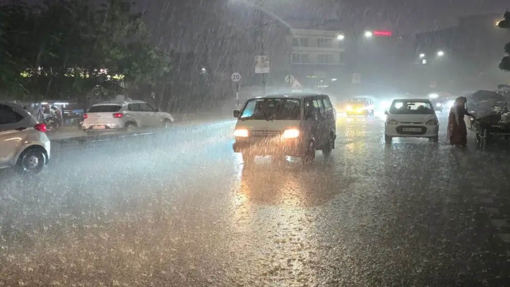 MP Weather: 3 स्ट्रॉन्ग सिस्टम एक्टिव, भोपाल में झमाझम बारिश; बैतूल में 3 इंच से ज्यादा पानी, दीवार गिरने से मजदूर की मौत MP Weather: 3 स्ट्रॉन्ग सिस्टम एक्टिव, भोपाल में झमाझम बारिश; बैतूल में 3 इंच से ज्यादा पानी, दीवार गिरने से मजदूर की मौत