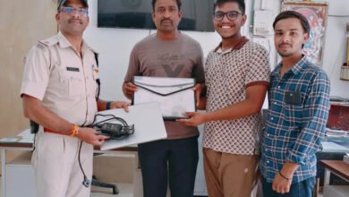 आरपीएफ ने ₹70 हजार मूल्य का लैपटॉप व महत्वपूर्ण दस्तावेजों से भरा बैग यात्री को सकुशल लौटाया आरपीएफ ने ₹70 हजार मूल्य का लैपटॉप व महत्वपूर्ण दस्तावेजों से भरा बैग यात्री को सकुशल लौटाया