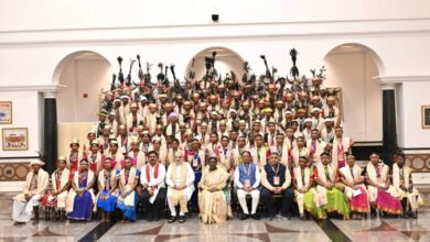 राष्ट्रपति द्रौपदी मुर्मु से छत्तीसगढ़ के बस्तर पंडुम-2026 के विजेताओं, परगना मांझी और पद्म पुरस्कार विजेताओं के प्रतिनिधिमंडल ने मुलाकात की राष्ट्रपति द्रौपदी मुर्मु से छत्तीसगढ़ के बस्तर पंडुम-2026 के विजेताओं, परगना मांझी और पद्म पुरस्कार विजेताओं के प्रतिनिधिमंडल ने मुलाकात की