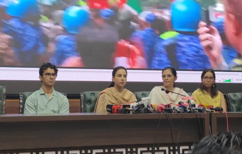पापा की यूनिफॉर्म खून से लाल थी’—घायल पुलिसकर्मी की बेटी का छलका दर्द, CJP प्रदर्शन पर उठाए सवाल पापा की यूनिफॉर्म खून से लाल थी’—घायल पुलिसकर्मी की बेटी का छलका दर्द, CJP प्रदर्शन पर उठाए सवाल