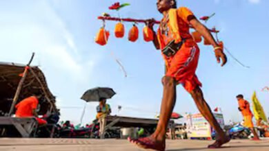 हर-हर महादेव का उद्घोष, कंधों पर आस्था लिए बढ़ चले शिवभक्त