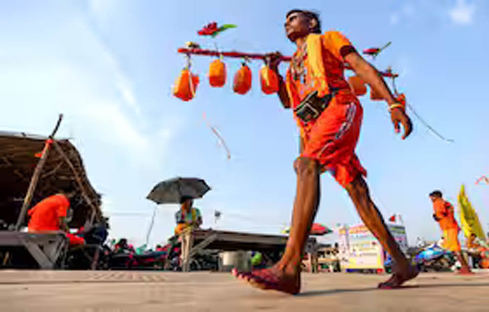 हर-हर महादेव का उद्घोष, कंधों पर आस्था लिए बढ़ चले शिवभक्त हर-हर महादेव का उद्घोष, कंधों पर आस्था लिए बढ़ चले शिवभक्त