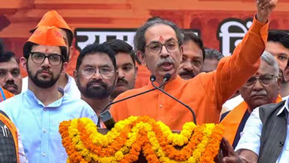 शिंदे गुट में शिवसेना UBT के 6 सांसदों के विलय को मंजूरी, कोर्ट जाएगा मामला शिंदे गुट में शिवसेना UBT के 6 सांसदों के विलय को मंजूरी, कोर्ट जाएगा मामला