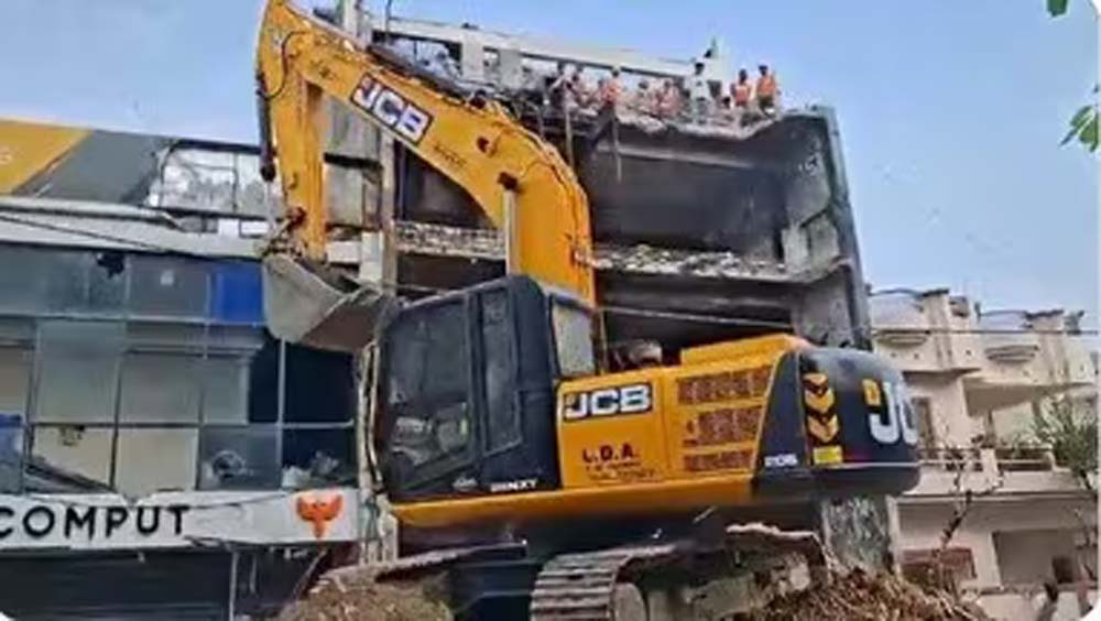 लखनऊ अलीगंज अग्निकांड वाली इमारत पर एलडीए का बुलडोजर चला लखनऊ अलीगंज अग्निकांड वाली इमारत पर एलडीए का बुलडोजर चला