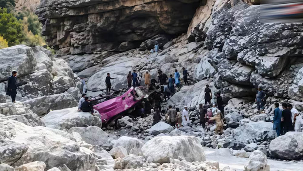 पाकिस्तान में बड़ा सड़क हादसा, खाई में गिरी ओवरलोडेड बस; 40 लोगों की मौत पाकिस्तान में बड़ा सड़क हादसा, खाई में गिरी ओवरलोडेड बस; 40 लोगों की मौत