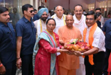 UP Mango Festival: आधा किलो का आम देख CM योगी हुए खुश, प्रदर्शनी में आकर्षण का बना केंद्र