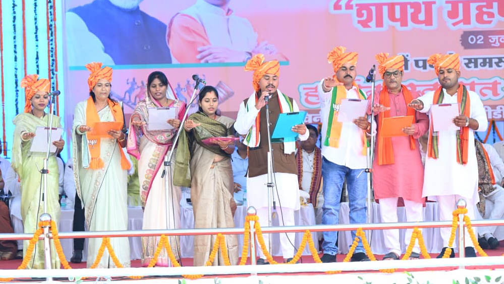 रायपुर : मुख्यमंत्री विष्णुदेव साय ने बम्हनीडीह के विकास की नई यात्रा का किया शुभारंभ रायपुर : मुख्यमंत्री विष्णुदेव साय ने बम्हनीडीह के विकास की नई यात्रा का किया शुभारंभ