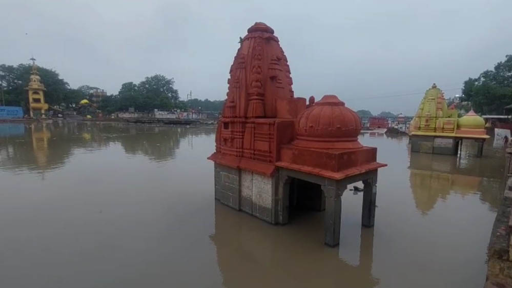 MP Rain Alert: उज्जैन में उफनी शिप्रा, राम घाट के मंदिर जलमग्न; इंदौर-भोपाल भी बारिश से बेहाल MP Rain Alert: उज्जैन में उफनी शिप्रा, राम घाट के मंदिर जलमग्न; इंदौर-भोपाल भी बारिश से बेहाल