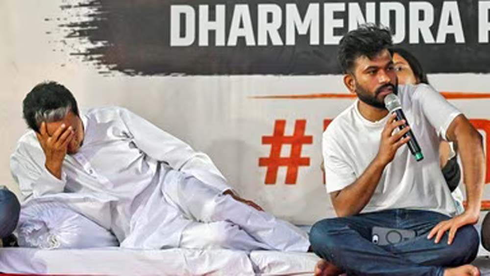 जंतर-मंतर प्रदर्शन में बोले अभिजीत दीपके—सोनम वांगचुक अनुभवी हैं, हम क्यों भूखे रहें जंतर-मंतर प्रदर्शन में बोले अभिजीत दीपके—सोनम वांगचुक अनुभवी हैं, हम क्यों भूखे रहें