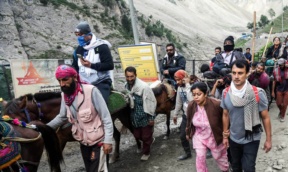 अमरनाथ यात्रा 2026: 4,812 श्रद्धालुओं का तीसरा जत्था जम्मू से रवाना, सेना के कड़े सुरक्षा घेरे में शुरू हुआ सफर अमरनाथ यात्रा 2026: 4,812 श्रद्धालुओं का तीसरा जत्था जम्मू से रवाना, सेना के कड़े सुरक्षा घेरे में शुरू हुआ सफर