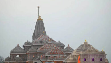 राम मंदिर में दान काउंटिंग का नया नियम: कर्मचारियों के लिए ‘नो-पॉकेट’ ड्रेस कोड लागू राम मंदिर में दान काउंटिंग का नया नियम: कर्मचारियों के लिए ‘नो-पॉकेट’ ड्रेस कोड लागू