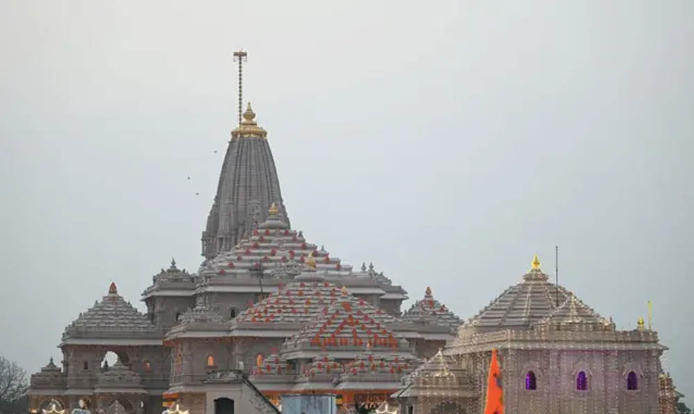 राम मंदिर में दान काउंटिंग का नया नियम: कर्मचारियों के लिए ‘नो-पॉकेट’ ड्रेस कोड लागू राम मंदिर में दान काउंटिंग का नया नियम: कर्मचारियों के लिए ‘नो-पॉकेट’ ड्रेस कोड लागू