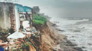 ओडिशा में समुद्र का बढ़ता कहर: गंजाम का तट कटाव की चपेट में, 17 गांवों पर मंडराया संकट ओडिशा में समुद्र का बढ़ता कहर: गंजाम का तट कटाव की चपेट में, 17 गांवों पर मंडराया संकट
