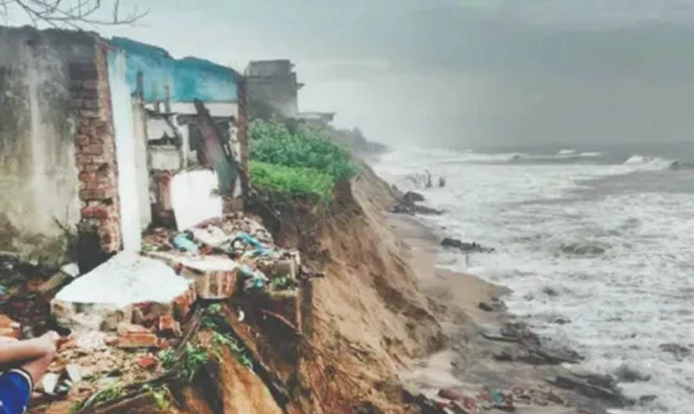 ओडिशा में समुद्र का बढ़ता कहर: गंजाम का तट कटाव की चपेट में, 17 गांवों पर मंडराया संकट ओडिशा में समुद्र का बढ़ता कहर: गंजाम का तट कटाव की चपेट में, 17 गांवों पर मंडराया संकट