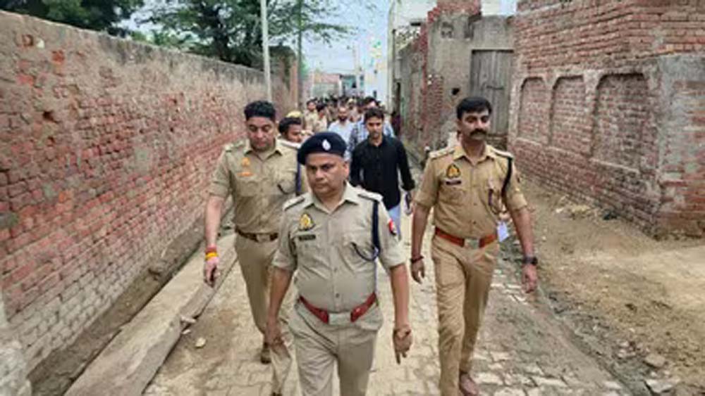 मथुरा बना साइबर ठगों का अड्डा, पुलिस की छापेमारी में 40 शातिर गिरफ्तार मथुरा बना साइबर ठगों का अड्डा, पुलिस की छापेमारी में 40 शातिर गिरफ्तार