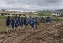 हल्की बारिश में दलदल बना सीएम राइज स्कूल मार्ग, छात्रों की बढ़ी परेशानी