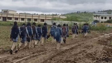 हल्की बारिश में दलदल बना सीएम राइज स्कूल मार्ग, छात्रों की बढ़ी परेशानी हल्की बारिश में दलदल बना सीएम राइज स्कूल मार्ग, छात्रों की बढ़ी परेशानी