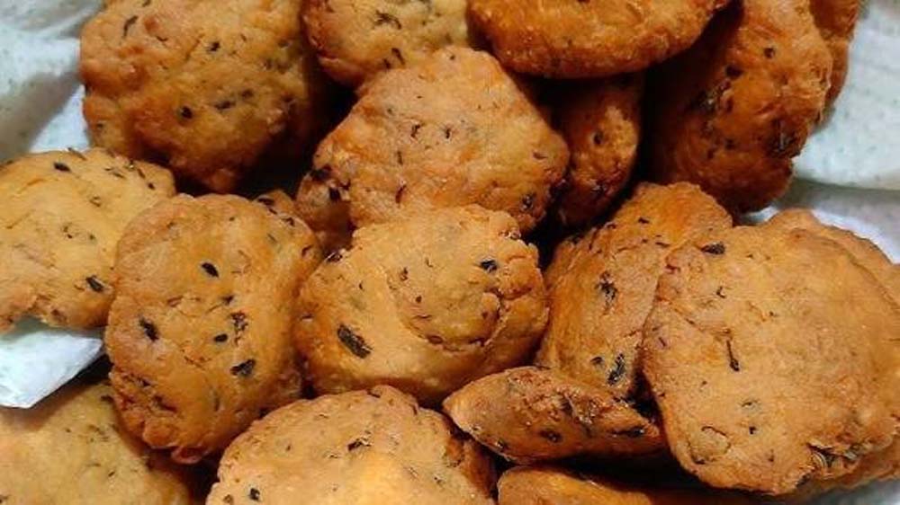 अजवाइन और कसूरी मेथी से बनी कुरकुरी मठरी, एक बार बनाएं और महीनेभर करें स्टोर अजवाइन और कसूरी मेथी से बनी कुरकुरी मठरी, एक बार बनाएं और महीनेभर करें स्टोर