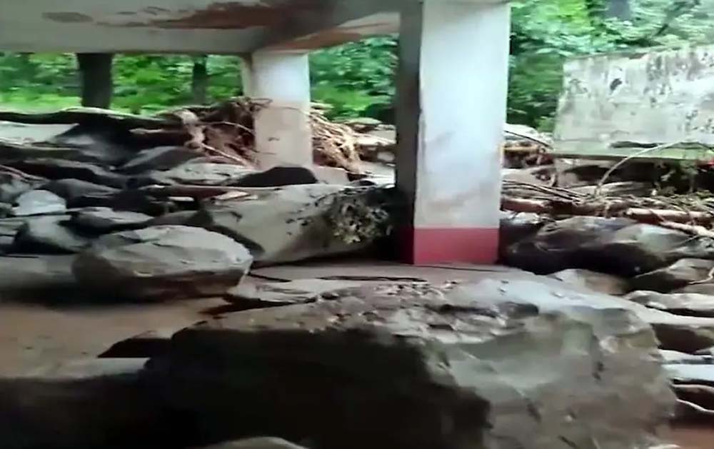 पुंछ में बारिश का कहर, फ्लैश फ्लड और भूस्खलन से 10 लोगों की मौत पुंछ में बारिश का कहर, फ्लैश फ्लड और भूस्खलन से 10 लोगों की मौत