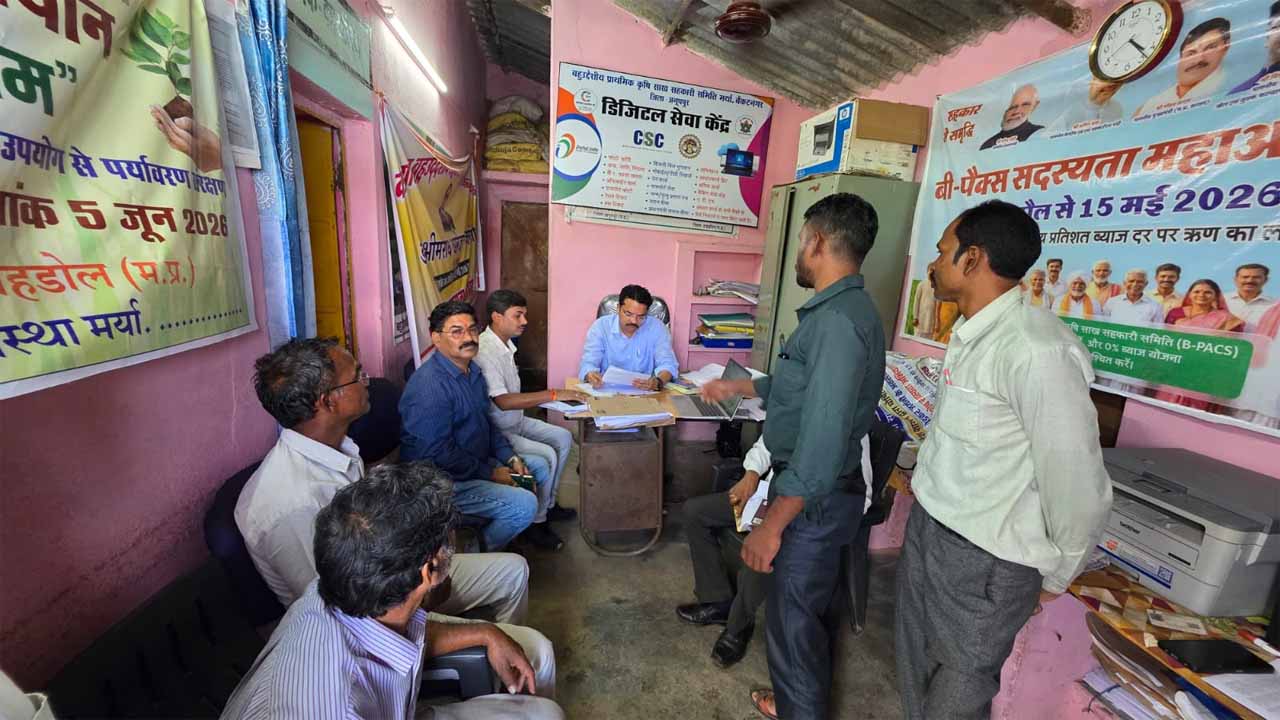 कलेक्टर के निर्देशन में एसडीएम ने वेंकटनगर सहकारी समिति का किया निरीक्षण कलेक्टर के निर्देशन में एसडीएम ने वेंकटनगर सहकारी समिति का किया निरीक्षण