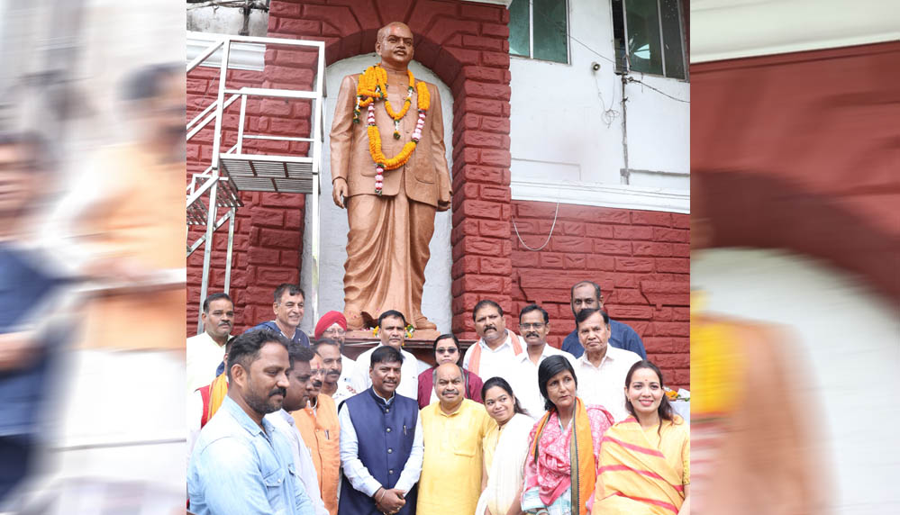 डॉ. श्यामा प्रसाद मुखर्जी की जयंती पर वन मंत्री कश्यप ने अर्पित की पुष्पांजलि डॉ. श्यामा प्रसाद मुखर्जी की जयंती पर वन मंत्री कश्यप ने अर्पित की पुष्पांजलि