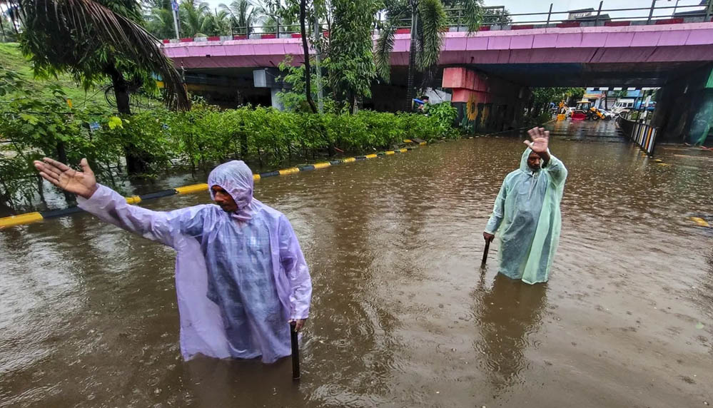 मुंबई में बारिश का कहर! सड़कों पर घुटनों तक पानी, रेलवे ट्रैक डूबे, स्कूल-कॉलेज बंद मुंबई में बारिश का कहर! सड़कों पर घुटनों तक पानी, रेलवे ट्रैक डूबे, स्कूल-कॉलेज बंद