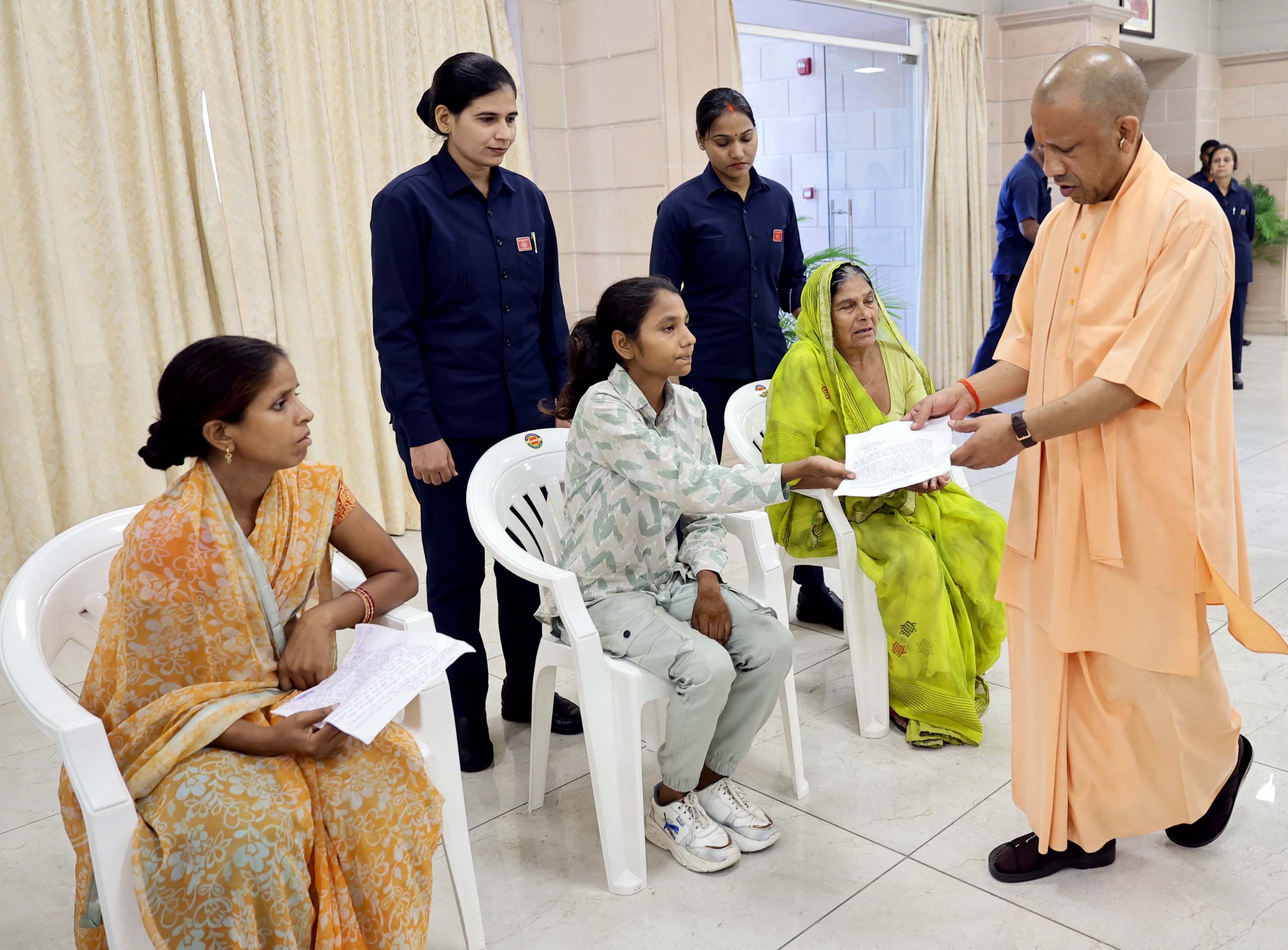 मुख्यमंत्री योगी आदित्यनाथ ने जनता दर्शन में सुनीं फरियादियों की समस्याएं मुख्यमंत्री योगी आदित्यनाथ ने जनता दर्शन में सुनीं फरियादियों की समस्याएं
