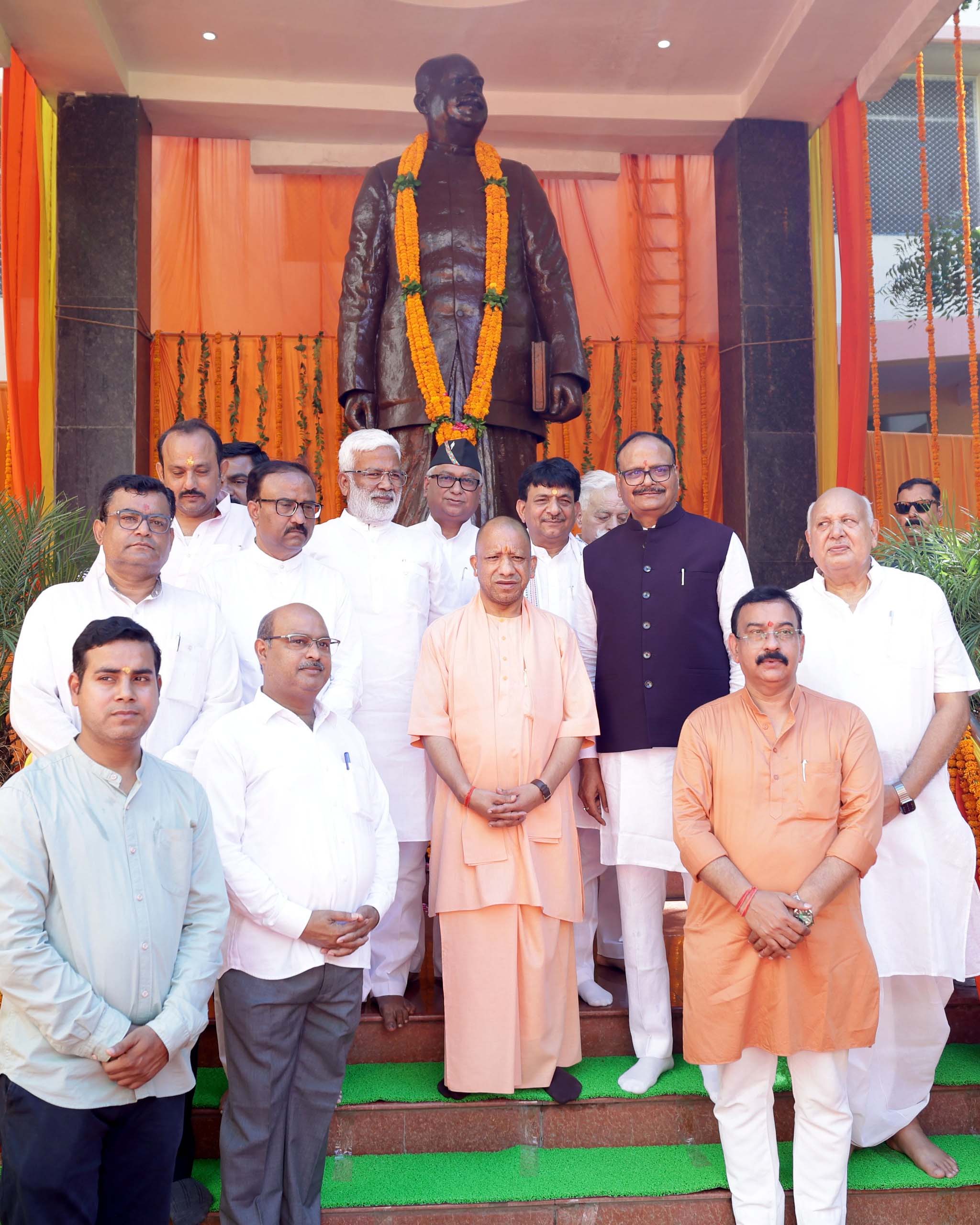 योगी आदित्यनाथ ने डॉ. श्यामा प्रसाद मुखर्जी को भारत की एकता का महान सपूत बताया योगी आदित्यनाथ ने डॉ. श्यामा प्रसाद मुखर्जी को भारत की एकता का महान सपूत बताया