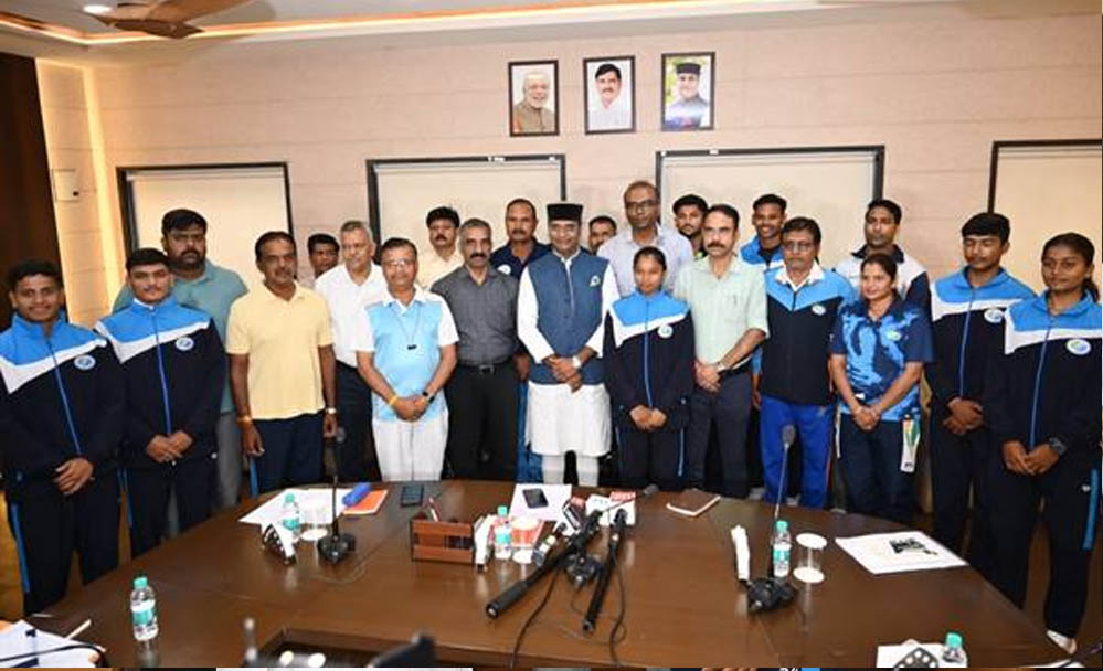 एशियन गेम्स के लिए क्वालीफाई करने वाले खिलाड़ियों से टी.टी. नगर स्टेडियम में मिले मंत्री सारंग एशियन गेम्स के लिए क्वालीफाई करने वाले खिलाड़ियों से टी.टी. नगर स्टेडियम में मिले मंत्री सारंग