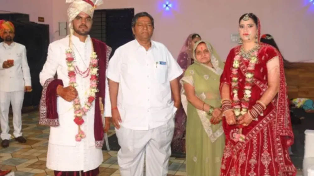 भोपाल में रिश्तों की मिसाल! बेटे के निधन के बाद सास-ससुर ने विधवा बहू का कराया पुनर्विवाह, पिता बनकर किया कन्यादान भोपाल में रिश्तों की मिसाल! बेटे के निधन के बाद सास-ससुर ने विधवा बहू का कराया पुनर्विवाह, पिता बनकर किया कन्यादान