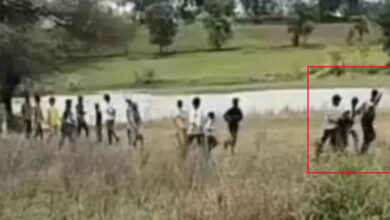 बड़वानी में युवती को 25-30 युवक बाइक पर उठाकर ले गए! वायरल VIDEO से हड़कंप, जांच में ‘देजा’ प्रथा का एंगल बड़वानी में युवती को 25-30 युवक बाइक पर उठाकर ले गए! वायरल VIDEO से हड़कंप, जांच में ‘देजा’ प्रथा का एंगल