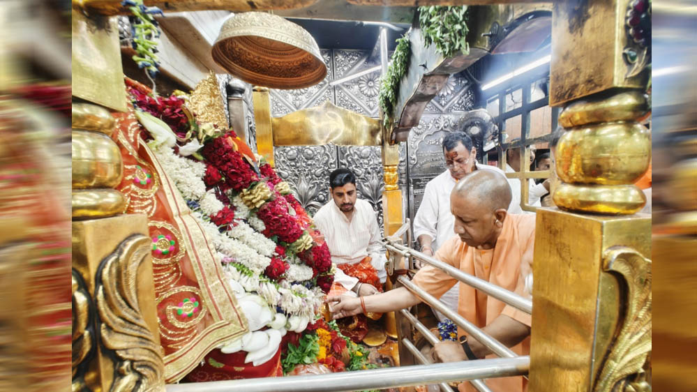 मुख्यमंत्री योगी ने मां विंध्यवासिनी के दरबार में की पूजा-अर्चना मुख्यमंत्री योगी ने मां विंध्यवासिनी के दरबार में की पूजा-अर्चना