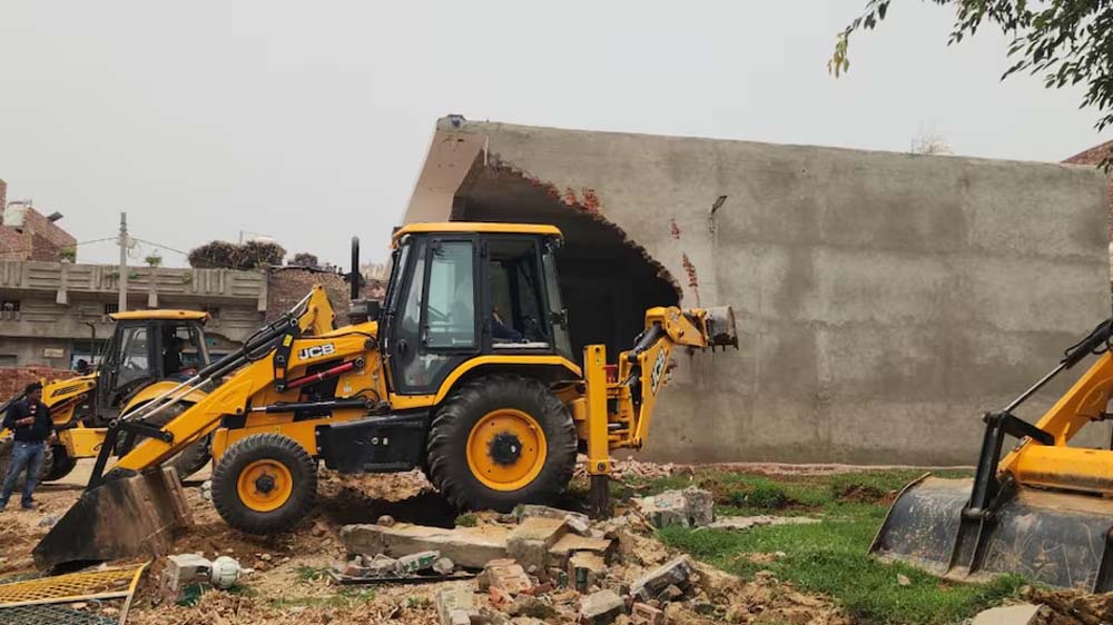 संभल में सरकारी जमीन पर बने अवैध धार्मिक ढांचे बुलडोजर से ध्वस्त संभल में सरकारी जमीन पर बने अवैध धार्मिक ढांचे बुलडोजर से ध्वस्त