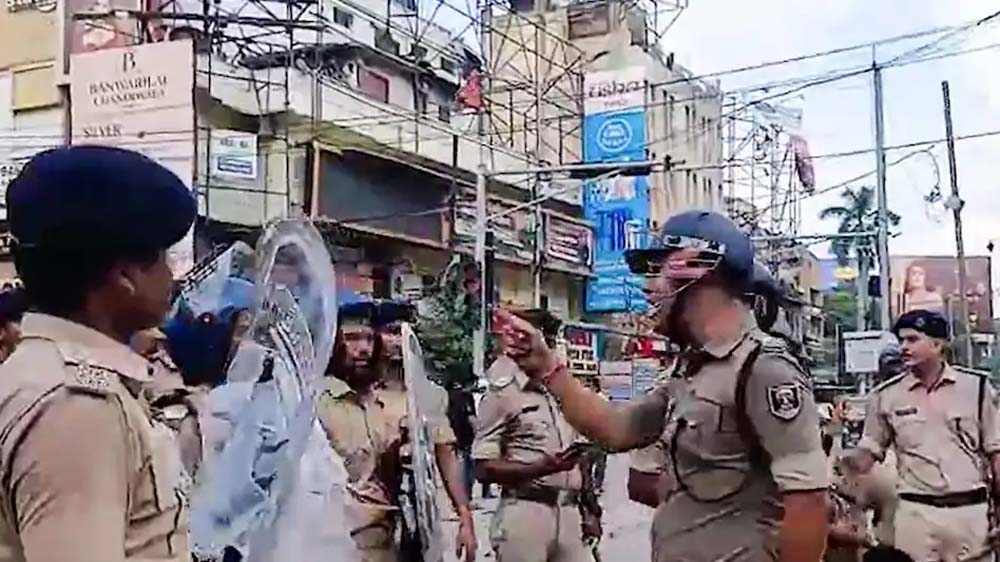 पटना प्रदर्शन में SP का वीडियो वायरल, बोले- पीछे हटे तो नौकरी नहीं छोड़ूंगा पटना प्रदर्शन में SP का वीडियो वायरल, बोले- पीछे हटे तो नौकरी नहीं छोड़ूंगा