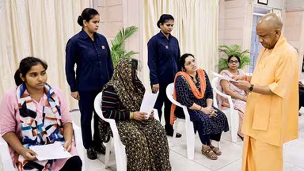 जनता दर्शन में योगी का बड़ा आश्वासन, गंभीर मरीजों के इलाज में मिलेगी आर्थिक मदद जनता दर्शन में योगी का बड़ा आश्वासन, गंभीर मरीजों के इलाज में मिलेगी आर्थिक मदद