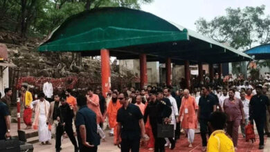 चित्रकूट दौरे पर CM योगी, कामदगिरि की परिक्रमा कर बरहा हनुमान मंदिर में की पूजा-अर्चना