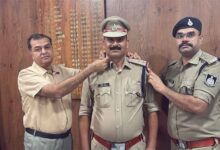 रीडर एएसआई दिनेश पांडे बने सब इंस्पेक्टर, एसपी ने कंधों पर लगाए नए सितारे