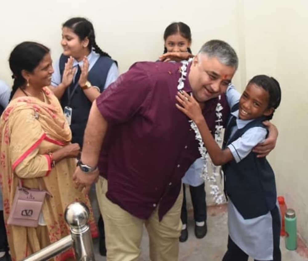बेटियों के सपनों को मिली नई उड़ान, शाला प्रवेश उत्सव में शामिल हुए पर्यटन एवं संस्कृति मंत्री राजेश अग्रवाल बेटियों के सपनों को मिली नई उड़ान, शाला प्रवेश उत्सव में शामिल हुए पर्यटन एवं संस्कृति मंत्री राजेश अग्रवाल