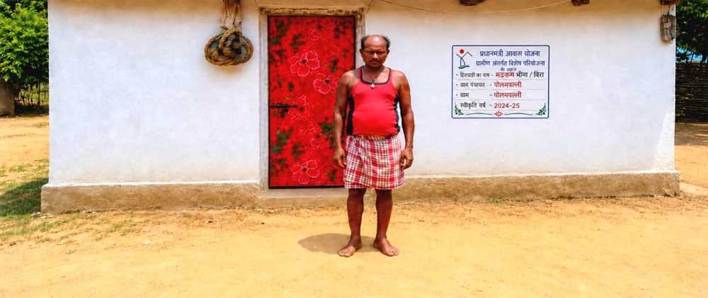 बंदूक छोड़ विकास की राह चुनी, शासकीय योजनाओं ने बदली मड़कम भीमा की जिंदगी बंदूक छोड़ विकास की राह चुनी, शासकीय योजनाओं ने बदली मड़कम भीमा की जिंदगी