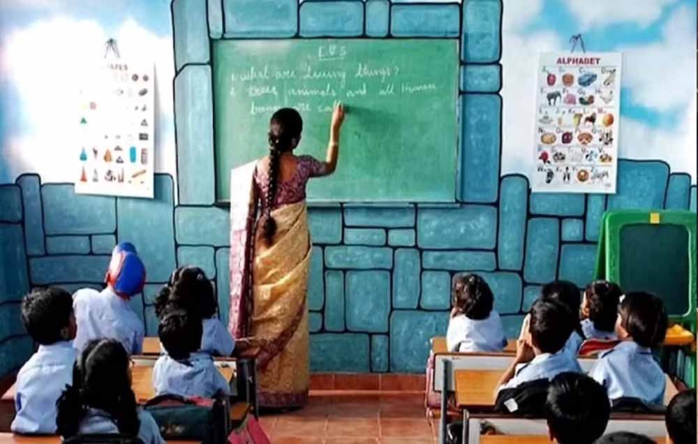 बिहार के सरकारी स्कूलों में नया ड्रेस कोड लागू, अब जींस-टीशर्ट पहनकर नहीं आ सकेंगे शिक्षक बिहार के सरकारी स्कूलों में नया ड्रेस कोड लागू, अब जींस-टीशर्ट पहनकर नहीं आ सकेंगे शिक्षक
