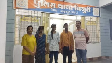 बिजुरी पुलिस द्वारा गुम सुदा बालिका को 24 घंटे में दस्तयाब कर उसके माता पिता को किया सुपुर्द । बिजुरी पुलिस द्वारा गुम सुदा बालिका को 24 घंटे में दस्तयाब कर उसके माता पिता को किया सुपुर्द ।