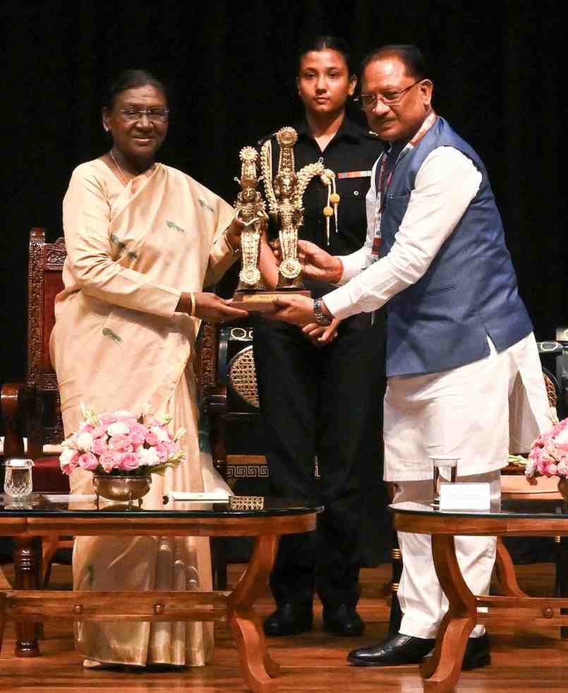 बस्तर आज शांति, विकास और समृद्धि की नई दिशा में आगे बढ़ रहा है : राष्ट्रपति श्रीमती द्रौपदी मुर्मु बस्तर आज शांति, विकास और समृद्धि की नई दिशा में आगे बढ़ रहा है : राष्ट्रपति श्रीमती द्रौपदी मुर्मु
