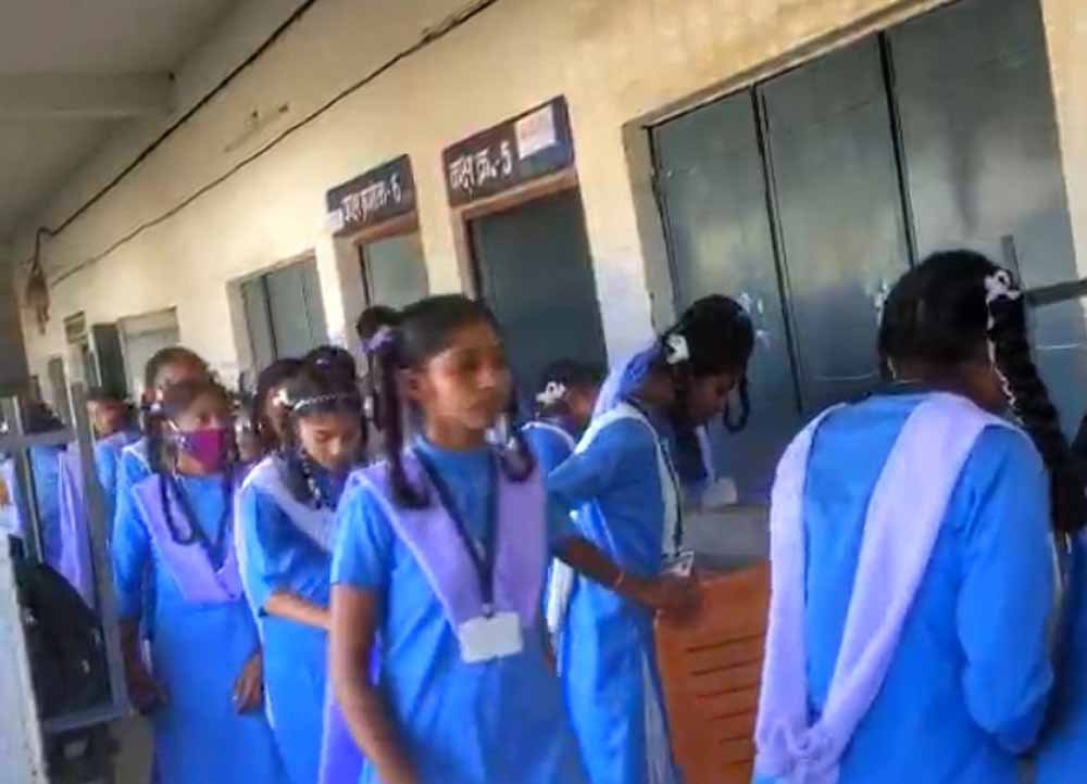 CG के स्कूल में अचानक बेहोश हुईं कई छात्राएं, एक की हालत गंभीर, अस्पताल में भर्ती CG के स्कूल में अचानक बेहोश हुईं कई छात्राएं, एक की हालत गंभीर, अस्पताल में भर्ती