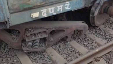 बिलासपुर में मालगाड़ी के डिब्बे पटरी से उतरे, जेसीबी का बकेट फंसने से हादसे की आशंका